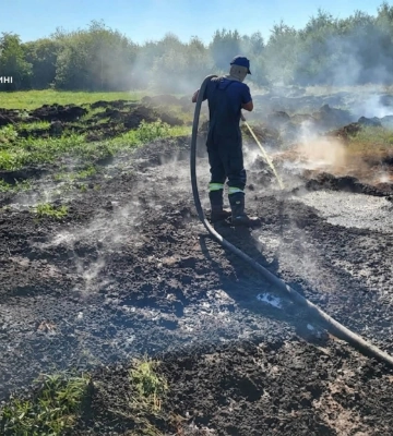 На Волині приборкали загоряння торфу
