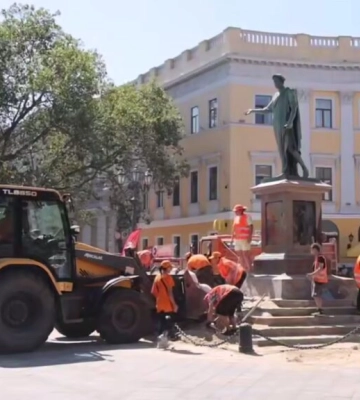 Для чого в Одесі пам’ятник Дюку де Рішельє звільнили від мішків із піском, які захищали його з початку повномасштабної війни