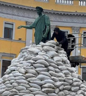В Одесі вперше за час війни з пам’ятника Дюку прибрали мішки з піском: чому зняли захист