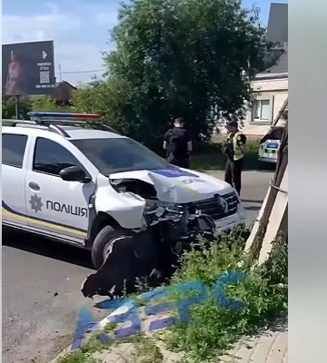 Біля Луцька через небезпечні маневри водія Volkswagen автівка патрульних влетіла у стовп. Покарання суду