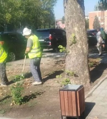 Зарплата подождет, назовем это субботником: в Мелитополе коммунальщики вышли убирать проспект
