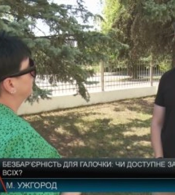 Пандус є, але скористатися ним неможливо: ветеран із Мукачева зіткнувся з бар’єром біля суду в Ужгороді (відео)