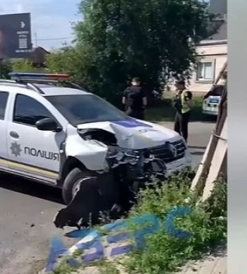 На Волині водій Volkswagen втікав від патрульних: службове авто врізалося в електроопору