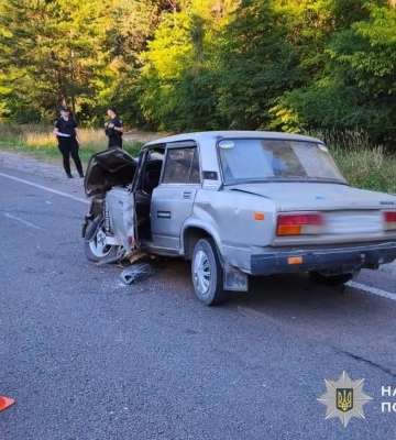 На львівській ділянці траси Кив - Чоп сталася ДТП, в якій постраждали троє молодиків. ФОТО