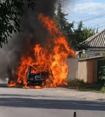 Автомобіль дотла згорів на вулиці Незламній в Дніпрі