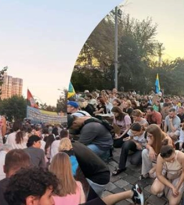 В Киеве продолжается протестное шествие: люди требуют восстановить Федорова в должности министра обороны