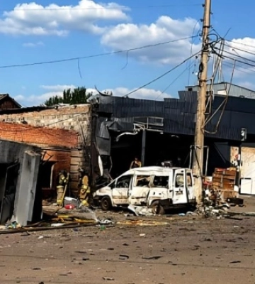 Загарбники вдарили по відділенню пошти у Краматорську - загинула людина, щонайменше шестеро постраждали