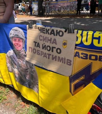 «Хочу тримати свого чоловіка за руку, а не плакат»: черкащани вийшли на акцію у підтримку військовополонених (ФОТО)