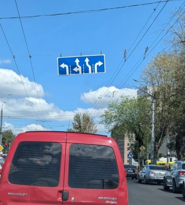 На перехресті Стрийська—Наукова у Львові виникла плутанина зі смугами руху: водії просять замінити дорожній знак