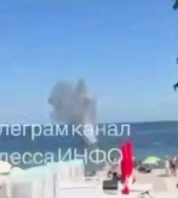 Рядом с пляжем в Одессе "взорвалось" море. ВИДЕО