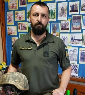 Боєць з Волині передав до музею шолом, який урятував йому життя