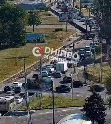 Величезний затор у Дніпрі: рух ускладено в напрямку центру