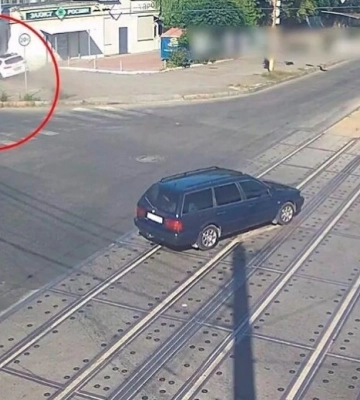 У Дніпрі автомобіль з’їхав з дороги, збив електроопору та врізався в будівлю