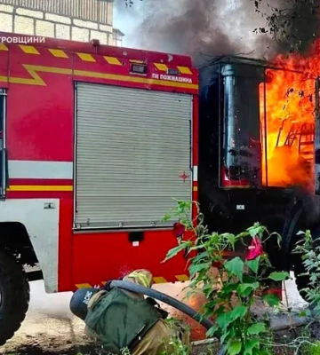На Дніпропетровщині росіяни обстріляли рятувальників під час гасіння пожежі