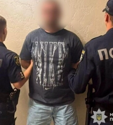 У центрі Дніпра затримали двох чоловіків після стрілянини біля закладу