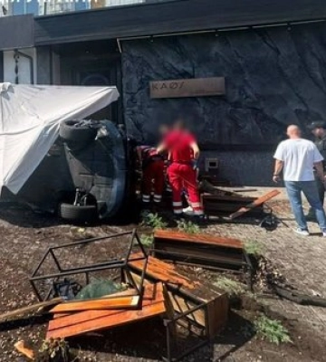 ДТП у Голосіївському районі Києва: через зіткнення двох BMW авто вилетіло на літню терасу ресторану. ФОТОрепортаж
