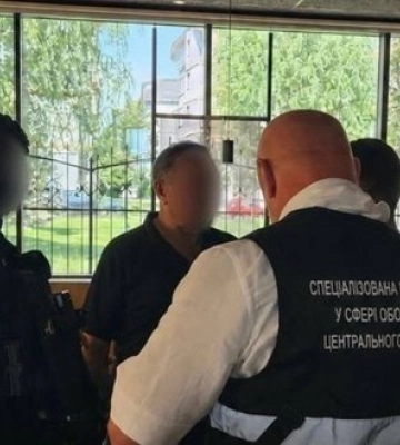 $5000 за службу в тилу: на Київщині викрито посадовця та його спільника. ФОТО