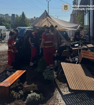 В центре Киева два BMW влетели в террасу ресторана (фото, видео)
