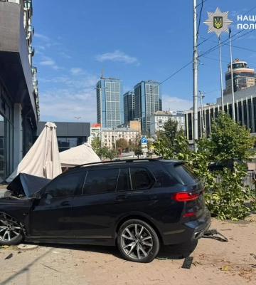 У Києві BMW в&amp;apos;їхала в літню терасу після зіткнення, постраждав водій