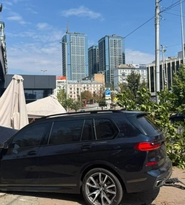У Києві внаслідок ДТП автівка виїхала на літню терасу закладу, госпіталізовано водія