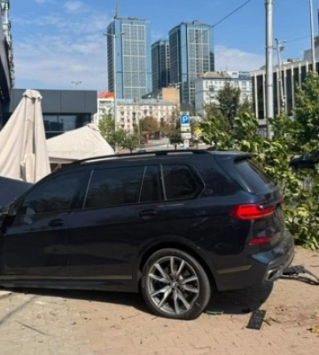 У Києві автомобіль в’їхав у літню терасу, є постраждалий