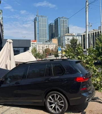 У Києві BMW в&amp;apos;їхала в літню терасу після зіткнення, постраждав водій