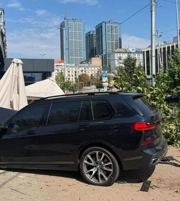 У Києві автомобіль влетів у терасу закладу (ВІДЕО)