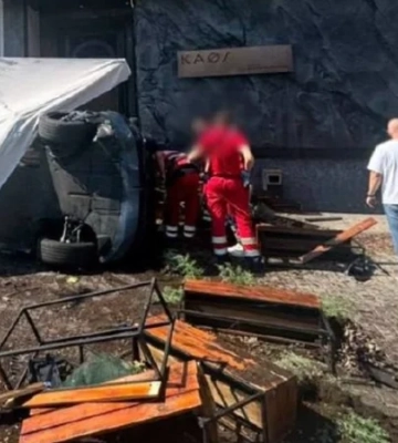 У Києві автомобіль влетів у терасу закладу (ВІДЕО)