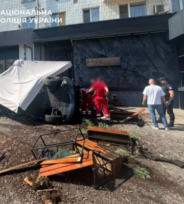 В центре Киева авто влетело в летнюю террасу
