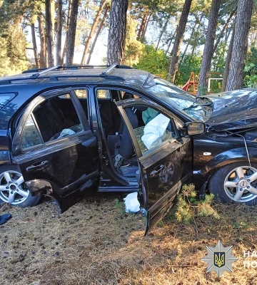 На Хмельниччині п’яна як чіп юна водійка спрямувала автомобіль у дерево: є поранені