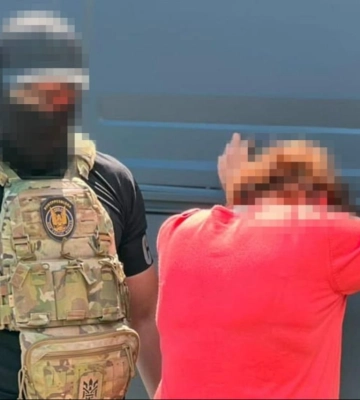 Наводила КАБи на захисників Херсона: СБУ затримала інформаторку рф за 10 км від лінії фронту