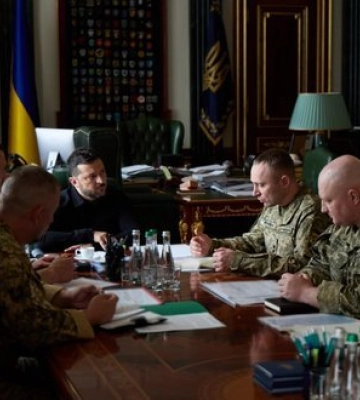 Зеленский провел совещание с Драпатым и Хмарой по вопросам фронта: готовятся кадровые решения в ВСУ. ФОТО