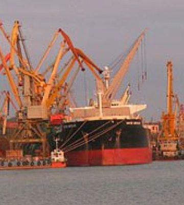 У Миколаєві росіяни вдень атакували портову інфраструктуру, пошкоджене судно