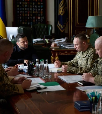 Зеленский на фронте: военным пообещали усиление, командование готовит важные изменения