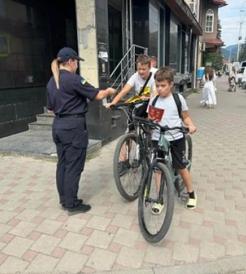 Вогняна пастка в Рахові: навіщо офіцерка-рятувальниця масово зупиняла перехожих на вулицях містечка