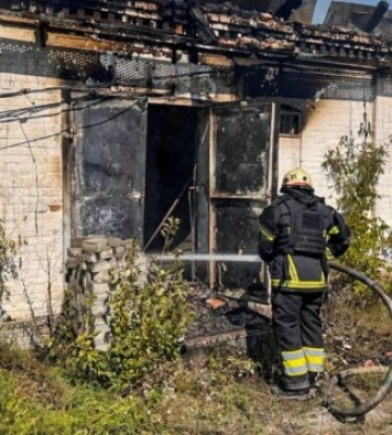 У селищі на Харківщині від удару дрона РФ горів сільськогосподарський склад