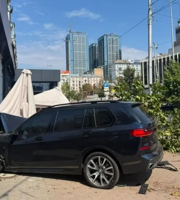 Видео: в Киеве BMW снесло летнюю террасу; за рулем автомобиля был Кирилл Островский, которого ранее судили за ДТП со смертельным исходом