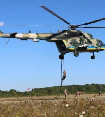 Курсанти Нацгвардії пройшли навчання з безпарашутного десантування з гелікоптера
