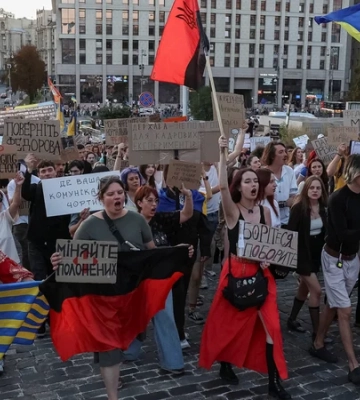 Достучаться до Банковой. Почему в Киеве не прекращаются картонные протесты и что митингующие думают о «глухоте» Зеленского — репортаж NV