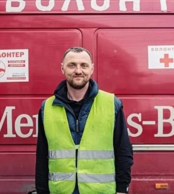 Волонтер із Маріуполя заявив, що ФСБ шантажує його життям сина. Він поїхав до Росії на порятунок