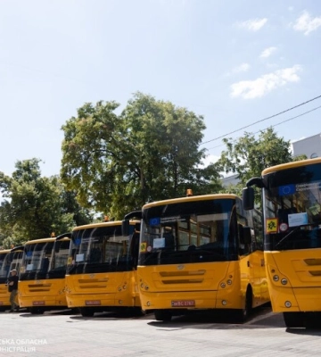 Ще 13 інклюзивних шкільних автобусів отримали громади Дніпропетровщини