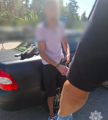На Черкащині зупинили автівку, водій якої був з ознаками сп’яніння, а пасажир мав згорток