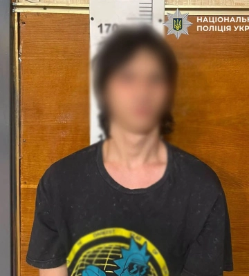 У Києві юнак спочатку погрожував ножем рідним, а потім поранив ним поліцейського