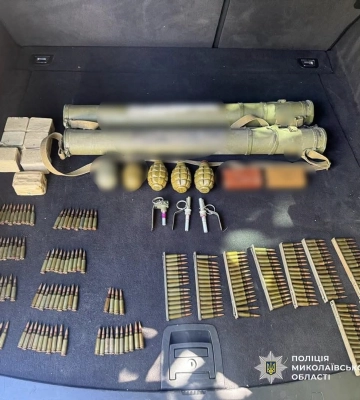 На Миколаївщині поліцейські на гарячому затримали двох збувачів зброї та боєприпасів