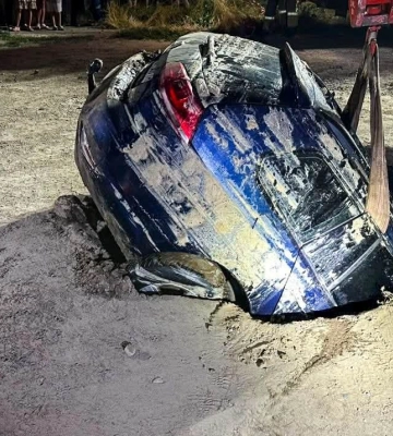В Одессе автомобиль во время движения провалился под землю