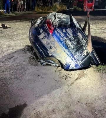 В Одесі авто на ходу провалилося під землю: водій дивом врятувався