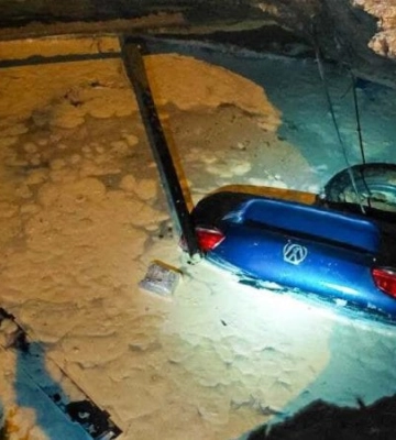 В Одесі автомобіль під час руху провалився під землю