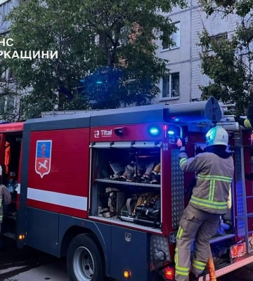 Вісім тонн води на машині й «ляпалка» в руках: як черкаські рятувальники гасять літні пожежі
