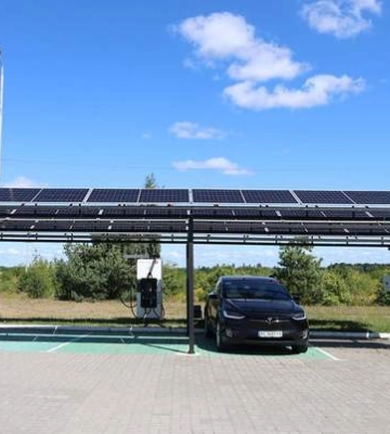 Ветеран із Волині запустив зарядну станцію для електромобілів на сонячній енергії і не прогадав