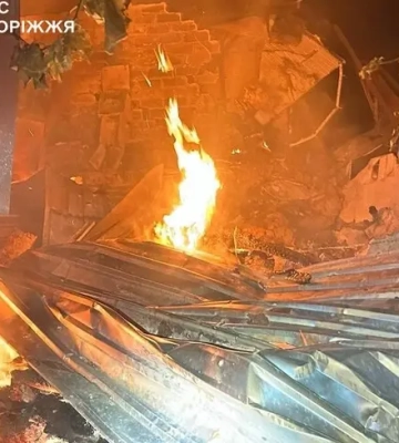 В результате атаки РФ на Запорожье разрушен дом, двое погибших: ГСЧС публикует фото последствий